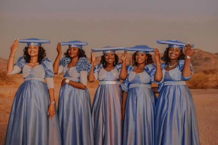 Văn hóa Herero vẫn được bảo tồn mạnh mẽ ngày nay. Dù trải qua nhiều biến động lịch sử, người Herero vẫn duy trì được nhiều truyền thống đặc sắc như trang phục, nghi lễ và lễ hội cộng đồng. Các sự kiện văn hóa và lễ tưởng niệm lịch sử thường thu hút đông đảo người Herero từ nhiều vùng đến tham dự, thể hiện niềm tự hào về bản sắc dân tộc của họ. Ảnh: Pinterest.