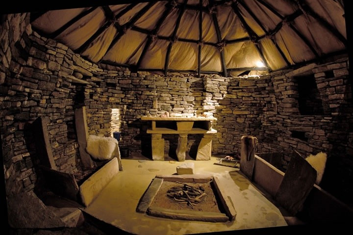 Nhà bằng đá được bảo tồn nguyên vẹn. Các căn nhà được nối với nhau bằng đường hầm có mái che, vẫn còn nguyên đồ dùng bằng đá. Ảnh: Pinterest.