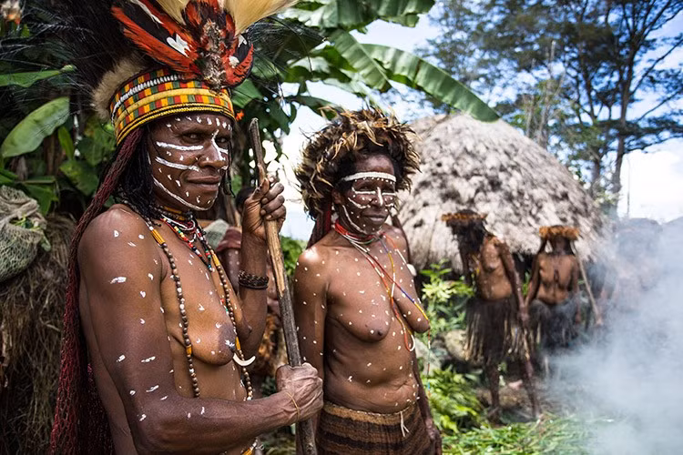 Tập tục cắt ngón tay để tang. Trong quá khứ, phụ nữ Dani có phong tục cắt một phần ngón tay khi người thân qua đời như một cách thể hiện nỗi đau và sự mất mát. Ảnh: apex-expeditions.com.