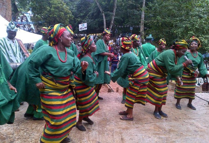 Nền văn minh đô thị phát triển sớm. Từ hàng nghìn năm trước, người Yoruba đã xây dựng các thành bang lớn như Ife, Oyo và Ijebu với hệ thống quản lý, quân sự và thương mại chặt chẽ. Những thành phố này cho thấy trình độ tổ chức xã hội cao, khác biệt với hình dung phổ biến về sự “chậm tiến” của châu Phi tiền thuộc địa. Ảnh: Pinterest.