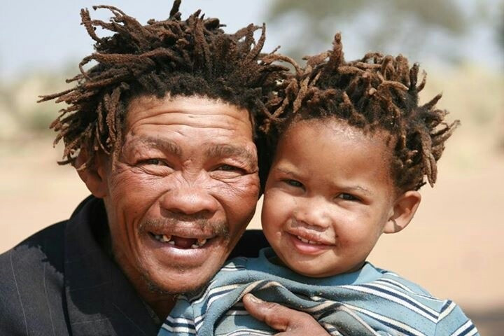 Lối sống gắn kết cộng đồng. Xã hội của người San đề cao sự chia sẻ và bình đẳng, tài nguyên được phân phối công bằng, giúp duy trì sự ổn định trong điều kiện sống khắc nghiệt. Ảnh: Pinterest.