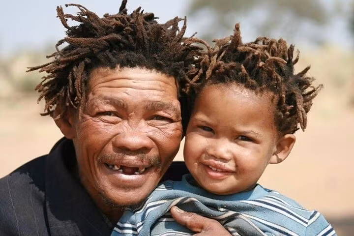 Lối sống gắn kết cộng đồng. Xã hội của người San đề cao sự chia sẻ và bình đẳng, tài nguyên được phân phối công bằng, giúp duy trì sự ổn định trong điều kiện sống khắc nghiệt. Ảnh: Pinterest.