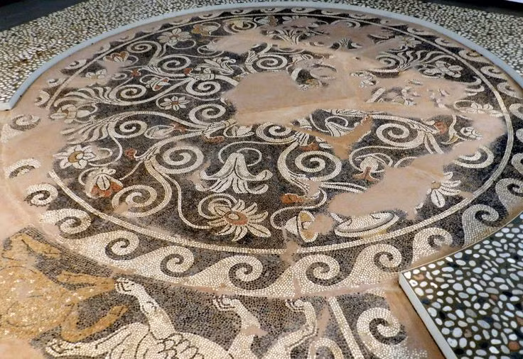 Nơi đây nổi tiếng với những bức tranh khảm tuyệt đẹp. Các cuộc khai quật khảo cổ tại Pella đã phát hiện nhiều bức tranh khảm sàn nhà tinh xảo trong các biệt thự cổ. Những tác phẩm này thường mô tả các cảnh thần thoại Hy Lạp như Dionysus cưỡi báo hay các cảnh săn bắn, cho thấy trình độ nghệ thuật rất cao của thời kỳ Macedonia cổ. Ảnh: Pinterest.