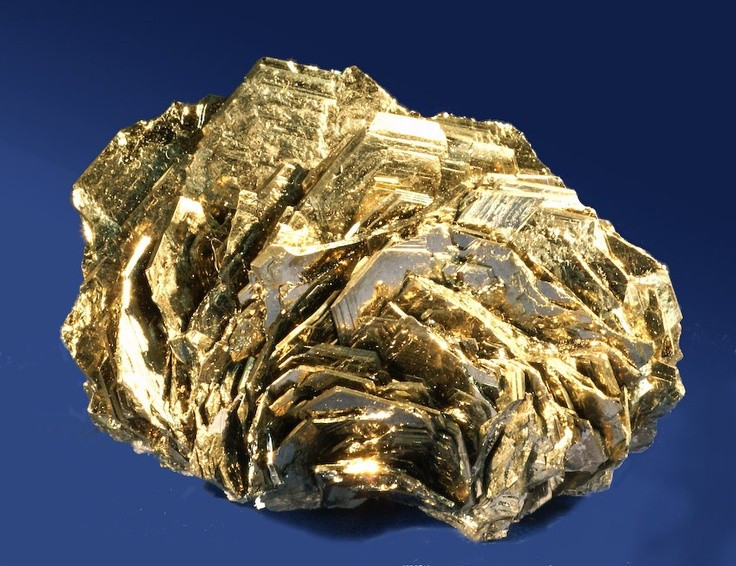 Có thể chứa vàng thật. Dù bị gọi là vàng giả, một số tinh thể pyrite thực sự có chứa hàm lượng vàng vi mô bên trong cấu trúc. Ảnh: Pinterest.