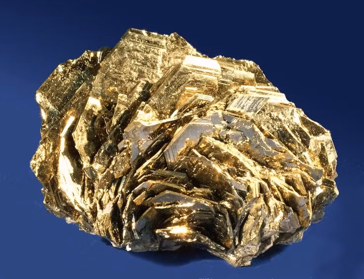 Có thể chứa vàng thật. Dù bị gọi là vàng giả, một số tinh thể pyrite thực sự có chứa hàm lượng vàng vi mô bên trong cấu trúc. Ảnh: Pinterest.