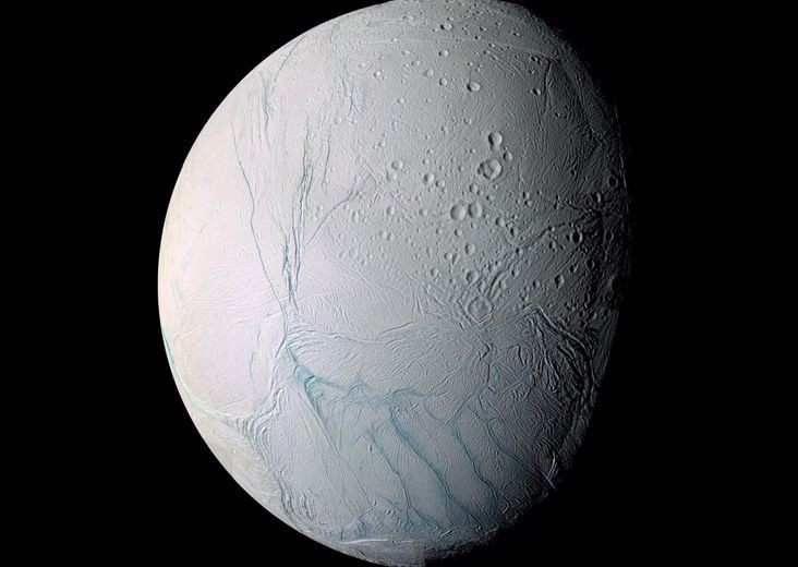 Đại dương không chỉ có trên Trái Đất. Nhiều thiên thể trong Hệ Mặt Trời như Europa, Enceladus hay Titan được cho là sở hữu đại dương ngầm khổng lồ dưới lớp băng. Ảnh: Pinterest.