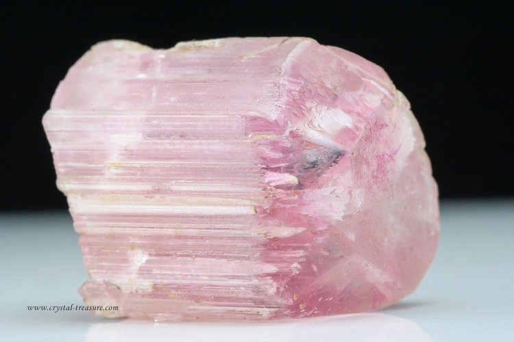 Được phát hiện lần đầu tại Canada vào thập niên 1960. Tên gọi Poudretteite bắt nguồn từ gia đình Poudrette, chủ mỏ Mont Saint-Hilaire, nơi khoáng vật này được phát hiện hơn nửa thế kỷ trước. Ảnh: Pinterest.