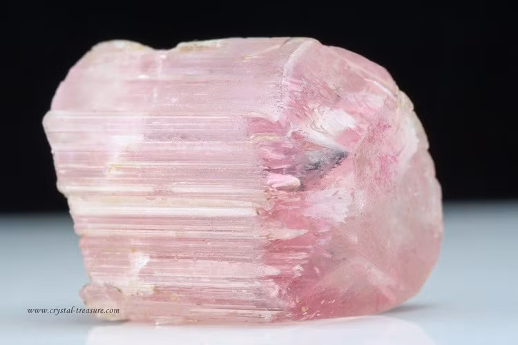 Được phát hiện lần đầu tại Canada vào thập niên 1960. Tên gọi Poudretteite bắt nguồn từ gia đình Poudrette, chủ mỏ Mont Saint-Hilaire, nơi khoáng vật này được phát hiện hơn nửa thế kỷ trước. Ảnh: Pinterest.