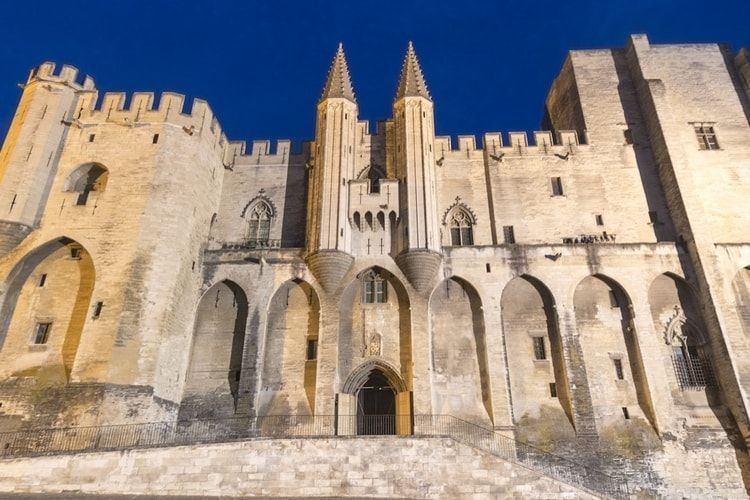 Là một trong những cung điện Gothic lớn nhất châu Âu. Cung điện Giáo hoàng tại Avignon có cấu trúc kiên cố như pháo đài, với nhiều khoảnh sân rộng lớn. Ảnh: Pinterest.