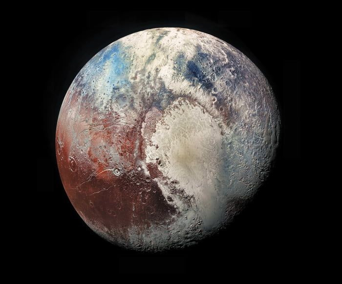 Pluto cũng có thể có đại dương ngầm. Dữ liệu từ tàu New Horizons gợi ý rằng dưới lớp băng nitơ lạnh giá của hành tinh lùn này là một lớp nước lỏng chưa hoàn toàn đóng băng. Ảnh: Pinterest.