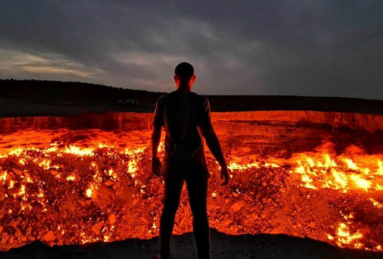 2. Bắt nguồn từ một tai nạn khoan khí tự nhiên. Hố được hình thành khi các nhà địa chất Liên Xô khoan nhầm vào một túi khí, khiến mặt đất sụp xuống và rò rỉ khí metan. Ảnh: Pinterest.