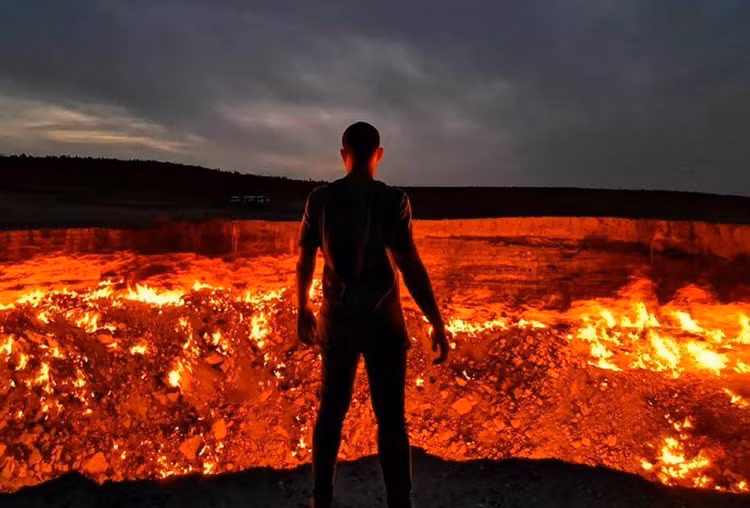 2. Bắt nguồn từ một tai nạn khoan khí tự nhiên. Hố được hình thành khi các nhà địa chất Liên Xô khoan nhầm vào một túi khí, khiến mặt đất sụp xuống và rò rỉ khí metan. Ảnh: Pinterest.