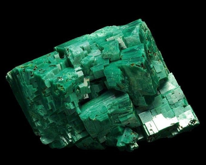 Tinh thể mỏng và dễ vỡ. Tinh thể torbernite thường rất mỏng, giòn và dễ bị hư hại khi va chạm hoặc vận chuyển. Ảnh: Pinterest.