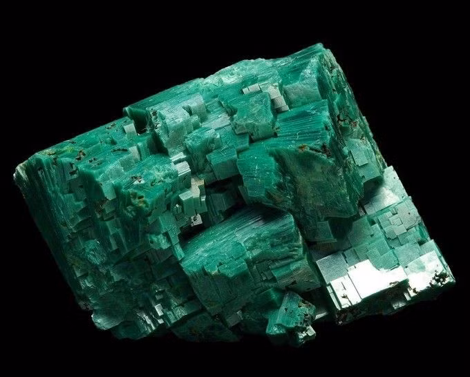 Tinh thể mỏng và dễ vỡ. Tinh thể torbernite thường rất mỏng, giòn và dễ bị hư hại khi va chạm hoặc vận chuyển. Ảnh: Pinterest.