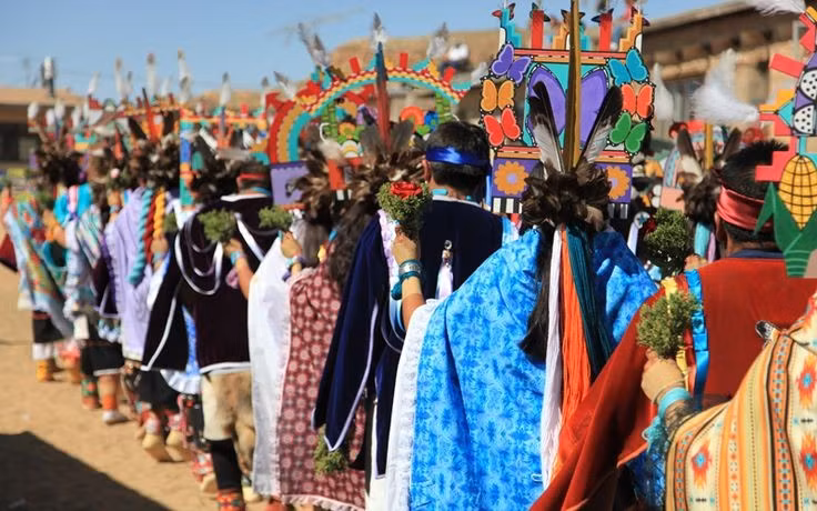 Gìn giữ văn hóa trước hiện đại hóa. Dù chịu nhiều tác động bên ngoài, cộng đồng Hopi vẫn bảo tồn nghiêm ngặt bản sắc truyền thống. Ảnh: Pinterest.