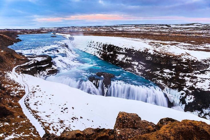 Là điểm du lịch nổi tiếng. Gullfoss là một trong ba điểm chính của “Golden Circle” – tuyến du lịch nổi tiếng nhất Iceland, cùng với vườn quốc gia Thingvellir và mạch nước phun Geysir. Ảnh: Pinterest.