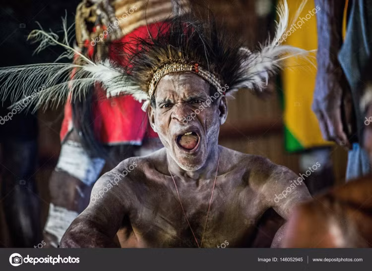 Từng có tập tục săn đầu và ăn thịt kẻ thù. Trong quá khứ, một số nhóm Asmat thực hành nghi lễ săn đầu và ăn thịt kẻ thù trong bối cảnh chiến tranh bộ tộc. Những nghi thức này gắn với niềm tin rằng sức mạnh của đối thủ có thể được truyền sang người chiến thắng. Các tập tục này đã chấm dứt từ lâu dưới ảnh hưởng của chính quyền và tôn giáo hiện đại. Ảnh: depositphotos.com.