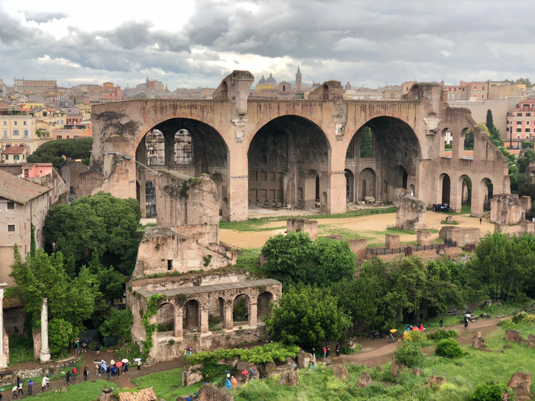 Không gian thương mại sầm uất. Bên cạnh chức năng chính trị và tôn giáo, Công trường còn là nơi diễn ra các hoạt động buôn bán, giao dịch và gặp gỡ xã hội, phản ánh nhịp sống đa dạng của cư dân La Mã. Ảnh: Pinterest.