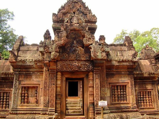 Nổi tiếng với đá sa thạch hồng. Ngôi đền được xây dựng bằng đá sa thạch màu hồng hiếm gặp, tạo nên sắc thái rực rỡ và mềm mại khác biệt so với các đền Khmer khác. Ảnh: Pinterest.