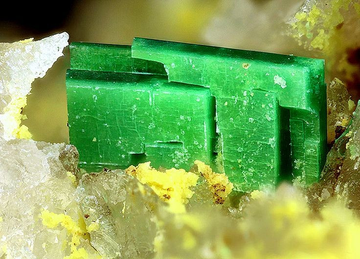 Màu xanh lục rực rỡ đặc trưng. Torbernite dễ nhận ra nhờ màu xanh lục sáng, thường lấp lánh trên bề mặt tinh thể dạng bảng mỏng. Ảnh: Pinterest.