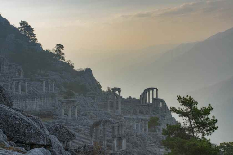 Termessos suy tàn do thảm họa tự nhiên hơn là chiến tranh. Một trận động đất lớn có thể đã phá hủy hệ thống dẫn nước, khiến cư dân buộc phải rời bỏ thành phố. Ảnh: travelandtourworld.com.