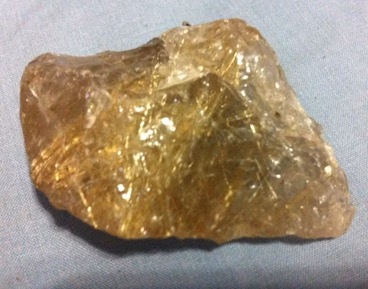 Xuất hiện trong nhiều loại đá khác nhau. Khoáng vật này có mặt trong đá magma, đá biến chất và cả trầm tích. Ảnh: Pinterest.