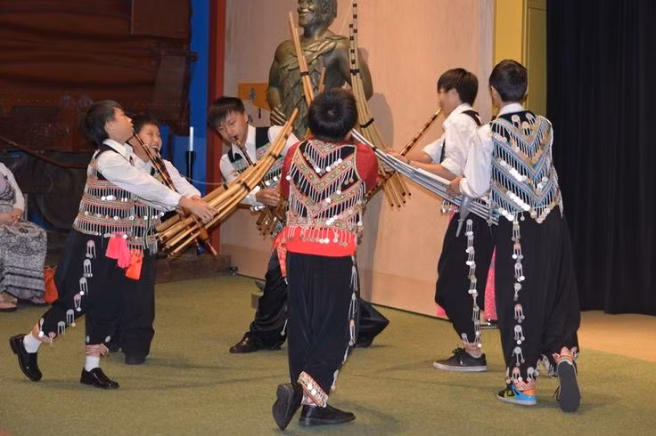 Văn hóa được mang theo trên từng chặng đường. Dù liên tục di chuyển, người H’mông vẫn giữ vững ngôn ngữ, trang phục, nhạc cụ khèn và tín ngưỡng truyền thống. Ảnh: Pinterest.