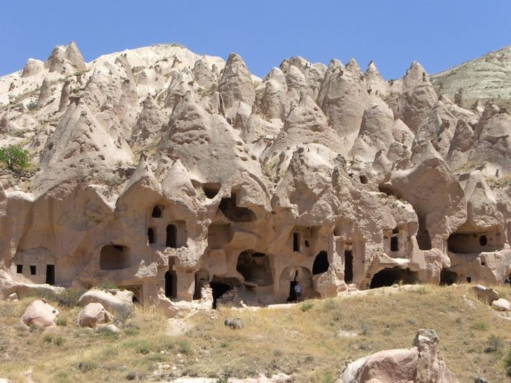 Hình thành từ hoạt động núi lửa cổ đại. Các núi lửa như Mount Erciyes và Hasan Dağı đã phun trào, phủ tro dung nham lên khu vực rộng lớn. Theo thời gian, gió và mưa bào mòn lớp đá mềm, tạo nên những thung lũng và cột đá đặc trưng. Ảnh: Pinterest.