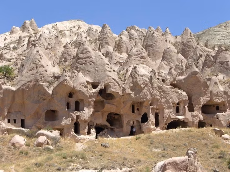 Hình thành từ hoạt động núi lửa cổ đại. Các núi lửa như Mount Erciyes và Hasan Dağı đã phun trào, phủ tro dung nham lên khu vực rộng lớn. Theo thời gian, gió và mưa bào mòn lớp đá mềm, tạo nên những thung lũng và cột đá đặc trưng. Ảnh: Pinterest.
