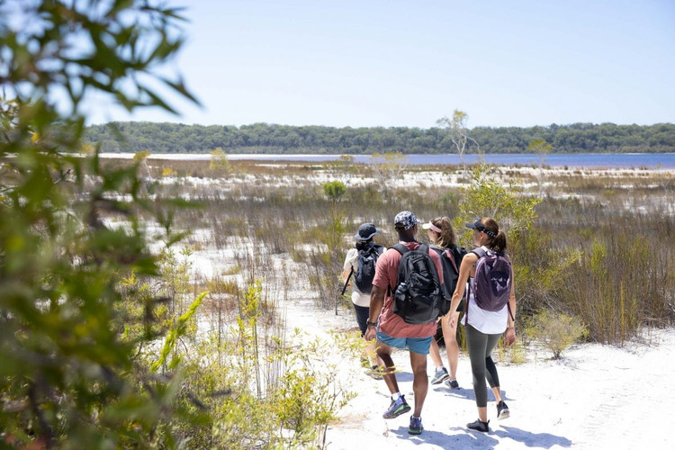 Nơi đây thu hút hàng trăm nghìn du khách mỗi năm. Với cảnh quan hoang sơ và đa dạng sinh học phong phú, K’gari là điểm du lịch nổi tiếng của bang Queensland. Du khách đến đây thường tham gia các hoạt động như lái xe địa hình trên cát, cắm trại, bơi trong hồ nước ngọt và khám phá thiên nhiên hoang dã của hòn đảo đặc biệt này. Ảnh: adventure.com.