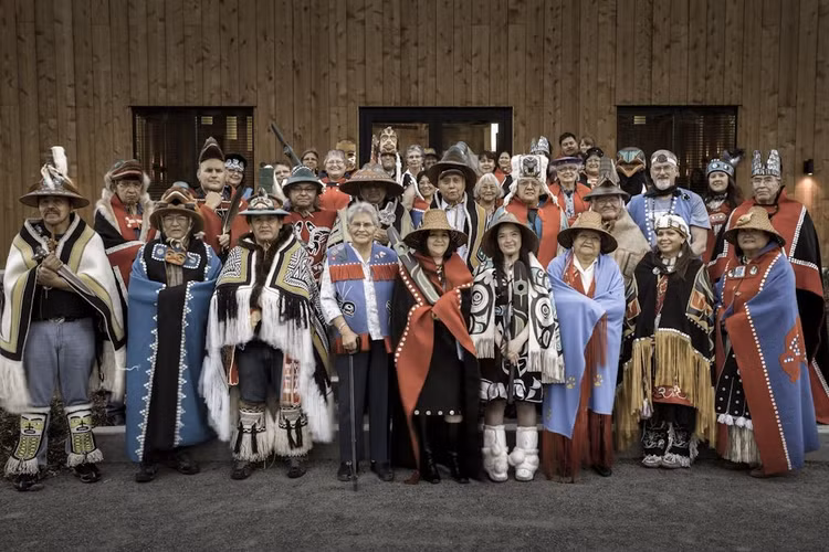 Xã hội mẫu hệ đặc trưng. Người Tlingit tổ chức xã hội theo dòng mẹ, với tài sản, địa vị và quyền thừa kế truyền qua phụ nữ. Trẻ em thuộc về thị tộc của mẹ, và các quyết định quan trọng thường chịu ảnh hưởng lớn từ các trưởng lão nữ trong gia đình. Ảnh: Pinterest.