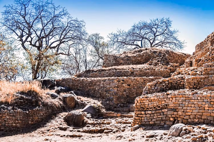Di sản thế giới được UNESCO công nhận. Năm 1986, di tích Khami được UNESCO công nhận là Di sản Thế giới nhờ giá trị kiến trúc và lịch sử đặc biệt. Ngày nay, nơi đây là minh chứng quan trọng cho trình độ tổ chức xã hội và kỹ thuật xây dựng của các nền văn minh châu Phi tiền thuộc địa. Ảnh: fambayi.com.