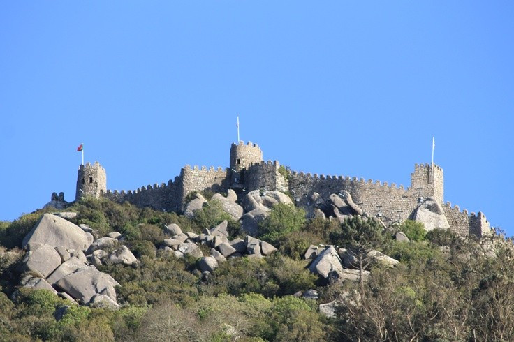 Lâu đài Moor cổ kính. Castelo dos Mouros được người Moor xây dựng từ thế kỷ 8–9, nằm trên sườn núi đá cheo leo. Từ tường thành, du khách có thể phóng tầm mắt ra toàn cảnh rừng núi và bờ biển Đại Tây Dương. Ảnh: Pinterest.