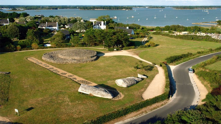 1. Có niên đại hơn 6.000 năm. Các nghiên cứu khảo cổ học cho thấy quần thể cự thạch Locmariaquer được xây dựng vào khoảng 4.500 năm TCN, thuộc thời kỳ đồ đá mới. Ảnh: locmariaquer.bzh.