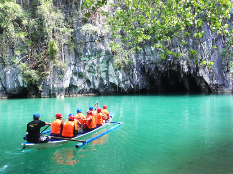 Là điểm đến du lịch sinh thái nổi tiếng. Tham quan bằng thuyền trong hang là hoạt động nổi bật du khách có thể trải nghiệm ở Vườn quốc gia sông ngầm Puerto Princesa. Ảnh: Pinterest.