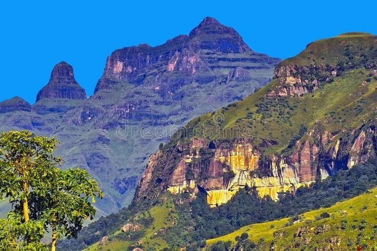 Vẻ đẹp của Drakensberg thay đổi theo mùa. Mùa hè xanh ngắt rực rỡ còn mùa đông lại phủ tuyết trắng kỳ ảo. Ảnh: Pinterest.