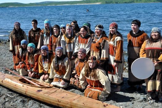 Ngôn ngữ Aleut độc đáo. Tiếng Aleut thuộc họ Eskimo–Aleut, có cấu trúc phức tạp và giàu sắc thái. Ảnh: Pinterest.