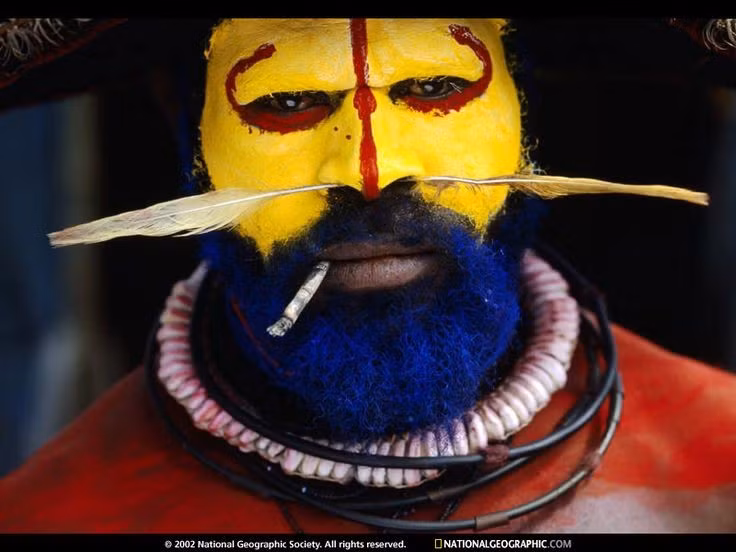 Nghi lễ trưởng thành dành riêng cho nam giới. Các chàng trai trẻ phải trải qua thời gian sống tách biệt để học kỹ năng sinh tồn, nghi lễ và truyền thống bộ tộc. Quá trình này đánh dấu bước chuyển từ tuổi thiếu niên sang người trưởng thành có trách nhiệm. Ảnh: Pinterest.