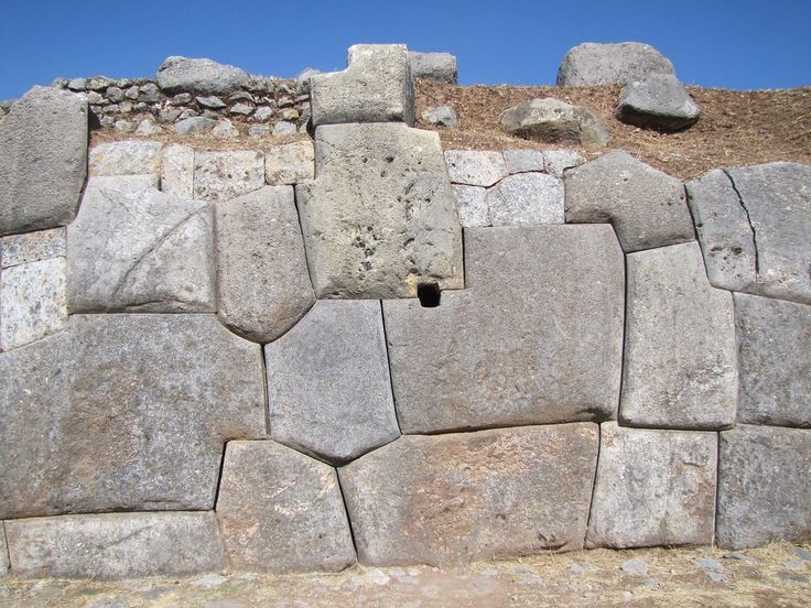 2. Không sử dụng vữa hoặc chất kết dính. Các phiến đá được cắt gọt chính xác đến mức vừa khít nhau mà không cần bất kỳ loại xi măng nào, thậm chí không thể nhét nổi một lưỡi dao vào các khe nối. Ảnh: Pinterest.