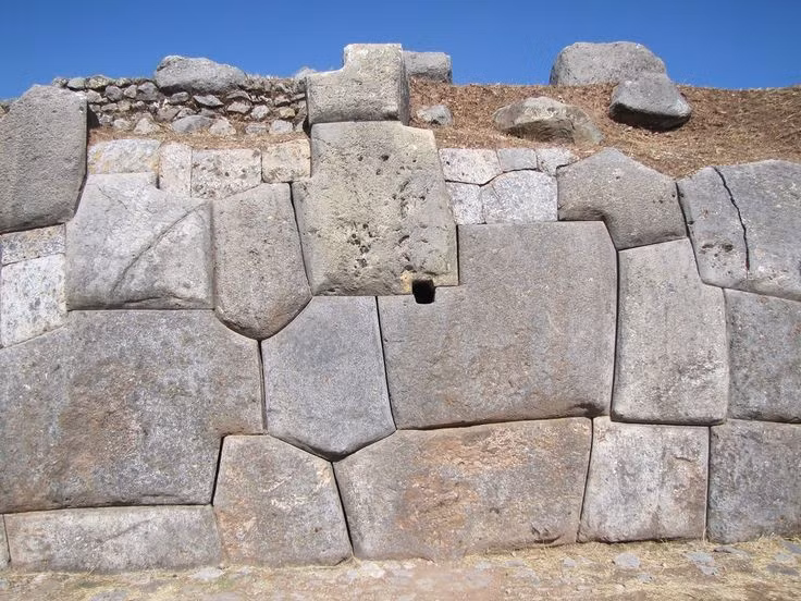 2. Không sử dụng vữa hoặc chất kết dính. Các phiến đá được cắt gọt chính xác đến mức vừa khít nhau mà không cần bất kỳ loại xi măng nào, thậm chí không thể nhét nổi một lưỡi dao vào các khe nối. Ảnh: Pinterest.