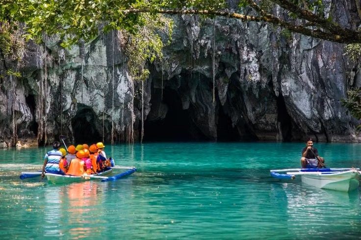 Có con sông ngầm dài hàng kilômet. Dòng sông chảy xuyên qua hang động đá vôi và đổ ra biển là đặc điểm nổi bật của Puerto Princesa. Ảnh: Pinterest.