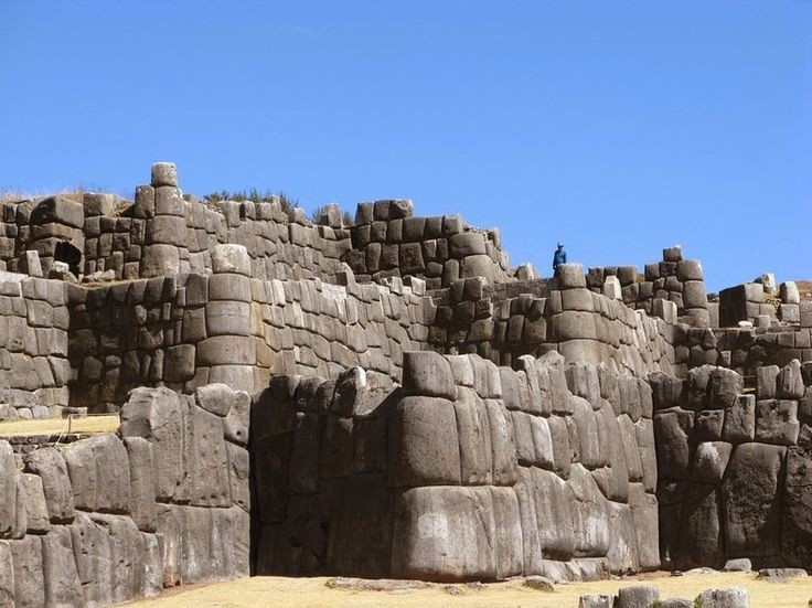 5. Có hình dạng giống đầu con báo. Theo một số giả thuyết, tổng thể kiến trúc Cusco được xây dựng theo hình con báo – linh vật thiêng của người Inca – và Sacsayhuaman được cho là phần đầu của con báo đó. Ảnh: Pinterest.