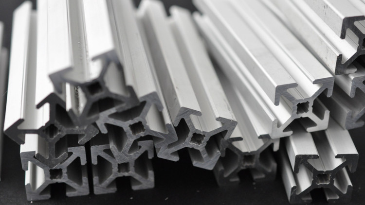 Khả năng chống oxy hóa tự nhiên. Lớp oxit mỏng bảo vệ bề mặt khiến nhôm ít bị gỉ. Ảnh: Pinterest.