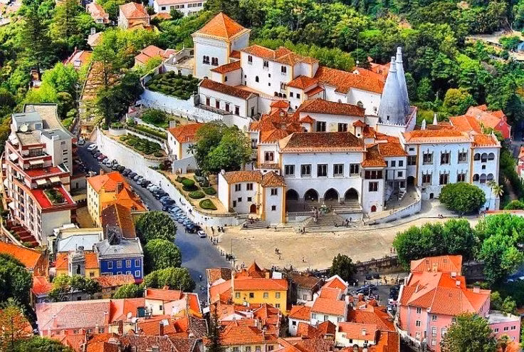 Khí hậu mát mẻ quanh năm. Nhờ vị trí gần biển và độ cao vừa phải, Sintra có khí hậu dịu mát hơn Lisbon. Sương mù thường bao phủ đồi núi, tạo nên bầu không khí huyền ảo đặc trưng. Ảnh: Pinterest.