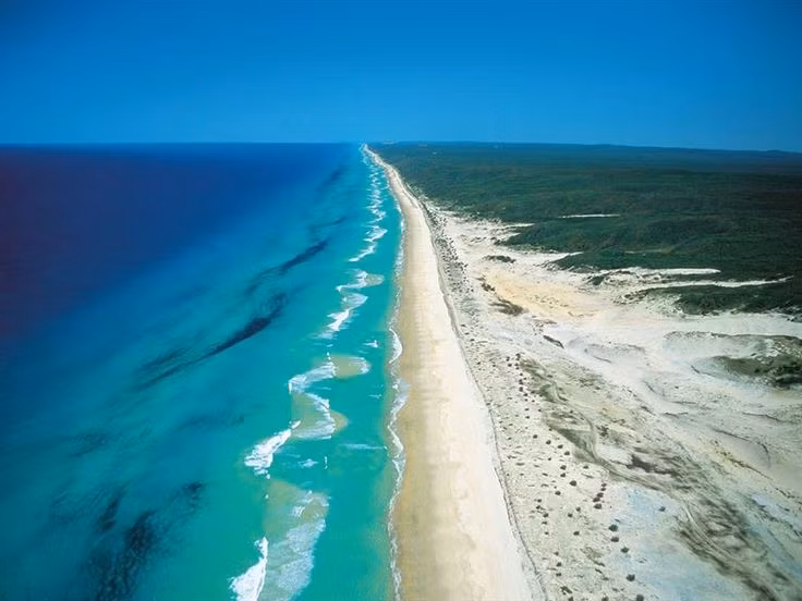 Tên gọi K’gari có ý nghĩa đặc biệt trong văn hóa bản địa. Tên “K’gari” xuất phát từ ngôn ngữ của người Butchulla, cộng đồng thổ dân truyền thống sinh sống tại khu vực này. Trong truyền thuyết của họ, K’gari có nghĩa là “thiên đường”. Năm 2023, chính phủ Úc chính thức khôi phục tên bản địa này thay cho tên gọi Fraser từng được sử dụng trước đó. Ảnh: Pinterest.