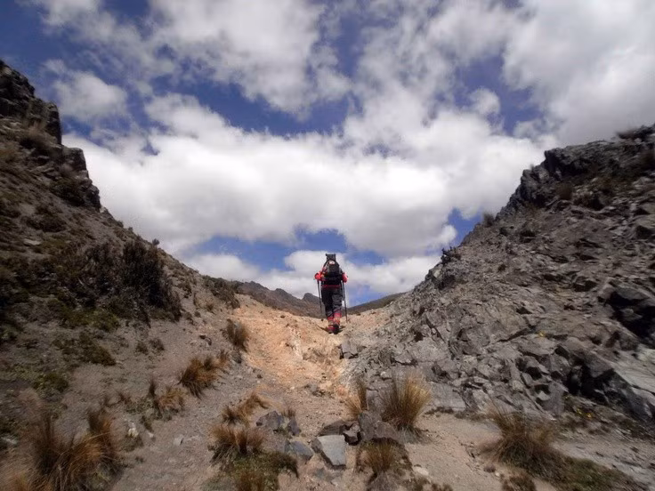 Có những tuyến trekking đẹp nhất thế giới. Tongariro Alpine Crossing là một trong những cung đường trekking nổi tiếng nhất của Vườn quốc gia Tongariro. Ảnh: Pinterest.