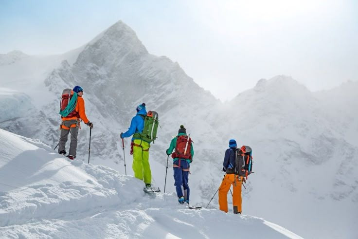 6. Là trung tâm của du lịch mùa đông và thể thao mạo hiểm. Với hàng trăm khu nghỉ dưỡng trượt tuyết như Chamonix, Zermatt hay St. Moritz, dãy Alps thu hút hàng triệu du khách mỗi năm. Ảnh: Pinterest.