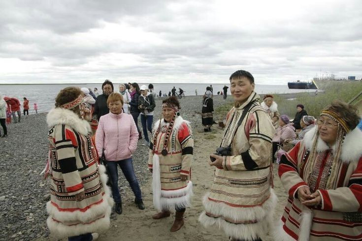 Sinh kế gắn liền với săn bắn và đánh cá. Sinh kế truyền thống của người Mansi dựa vào săn thú rừng, đánh cá trên sông băng tan và hái lượm, những kỹ năng giúp họ tồn tại trong điều kiện khí hậu lạnh giá khắc nghiệt. Ảnh: Pinterest.