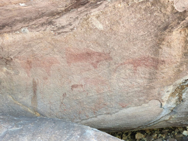 Nơi lưu giữ các bức tranh đá cổ đại. Trong khu vực công viên có nhiều vách đá và mái đá chứa tranh khắc và tranh vẽ tiền sử. Những hình ảnh này được cho là do các cộng đồng cư dân cổ đại trong khu vực tạo ra cách đây hàng nghìn năm, phản ánh đời sống và tín ngưỡng của họ. Ảnh: maratnomad.com.