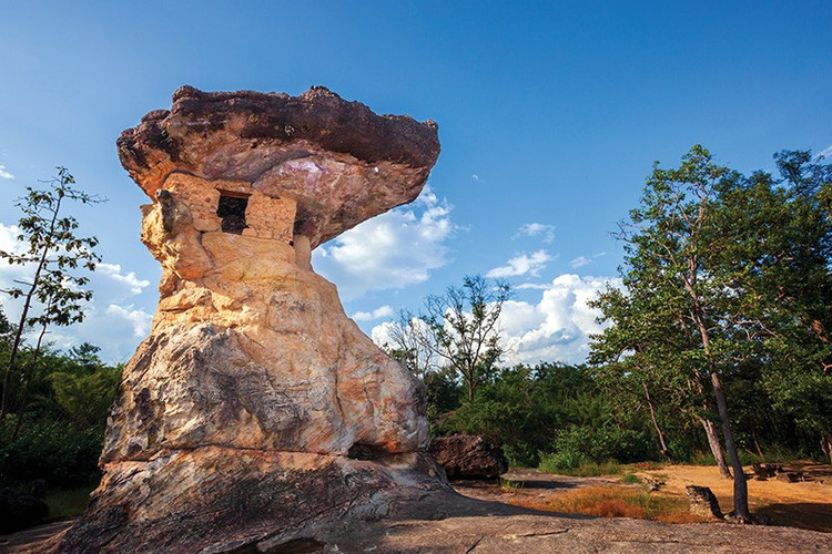 Quần thể đá sa thạch có hình dạng kỳ lạ. Công viên Lịch sử Phu Phra Bat nổi tiếng với hàng loạt khối đá sa thạch bị xói mòn qua hàng triệu năm, tạo thành những cột đá, mái đá và tảng đá chồng lên nhau có hình dạng rất đặc biệt. Nhiều khối đá trông giống như những chiếc nấm khổng lồ hoặc mái nhà tự nhiên giữa rừng. Ảnh: fahthaimag.com.